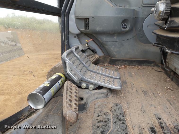 image for item DB7050 2000 John Deere 230LC excavator