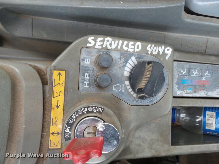 image for item DB7050 2000 John Deere 230LC excavator