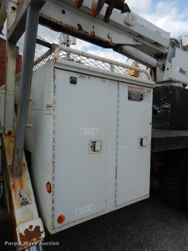 image for item DB8309 1999 Ford F800 digger derrick truck