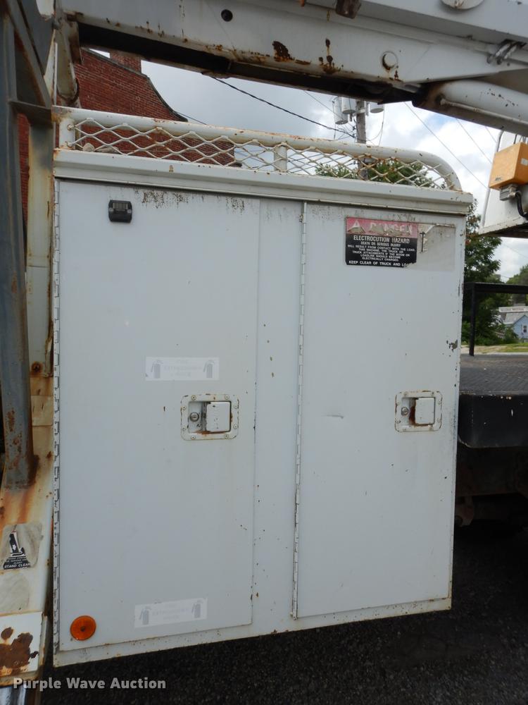 image for item DB8309 1999 Ford F800 digger derrick truck