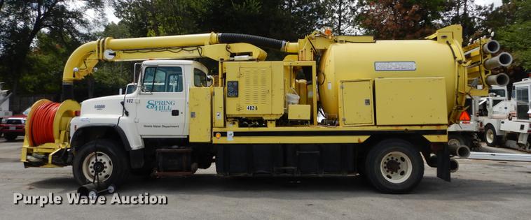 image for item DB8314 1996 Ford LN8000 vacuum truck