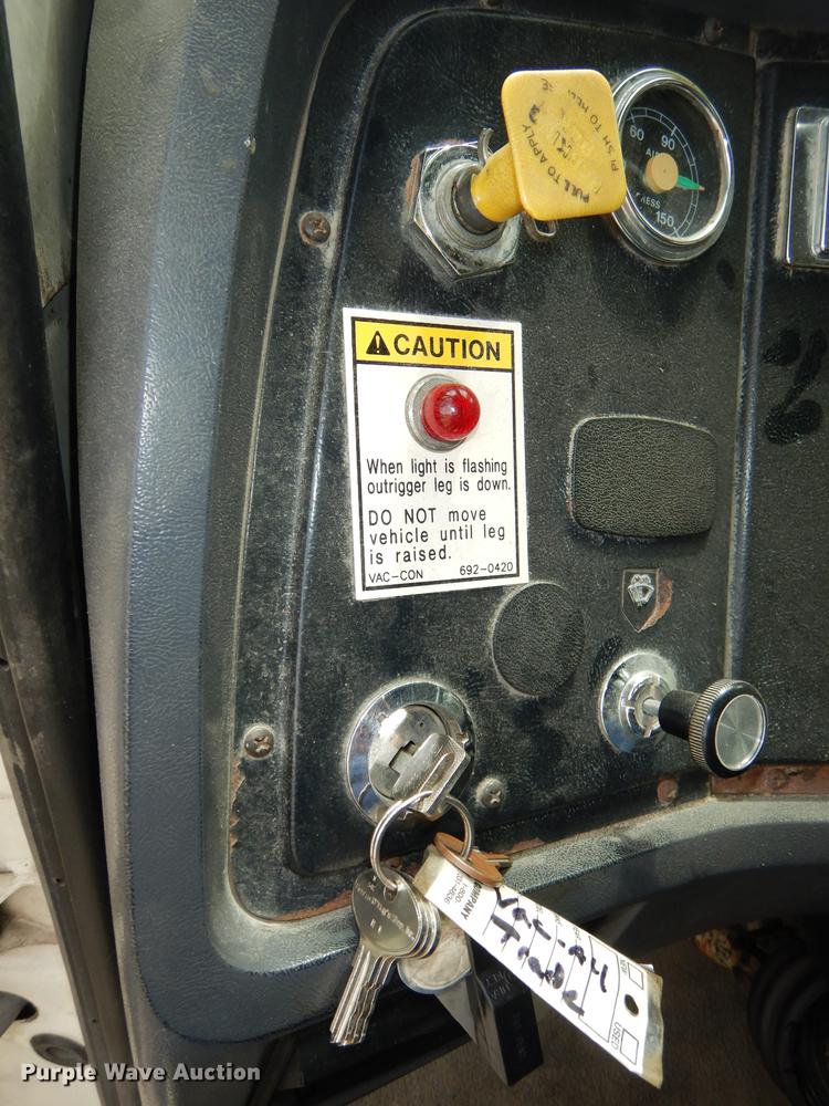 image for item DB8314 1996 Ford LN8000 vacuum truck