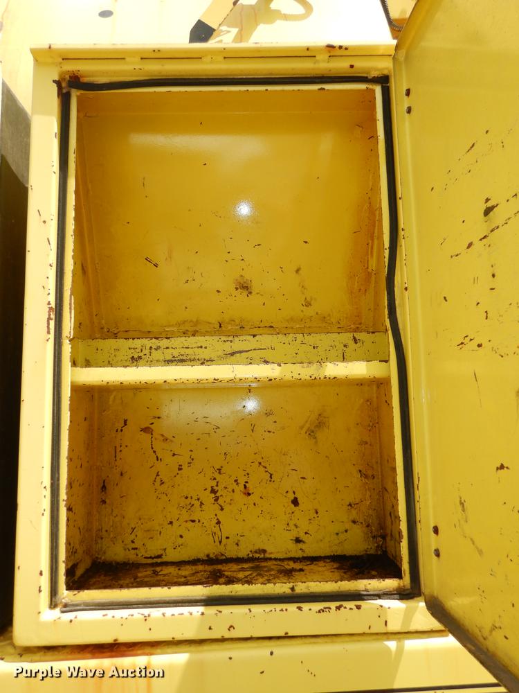 image for item DB8314 1996 Ford LN8000 vacuum truck