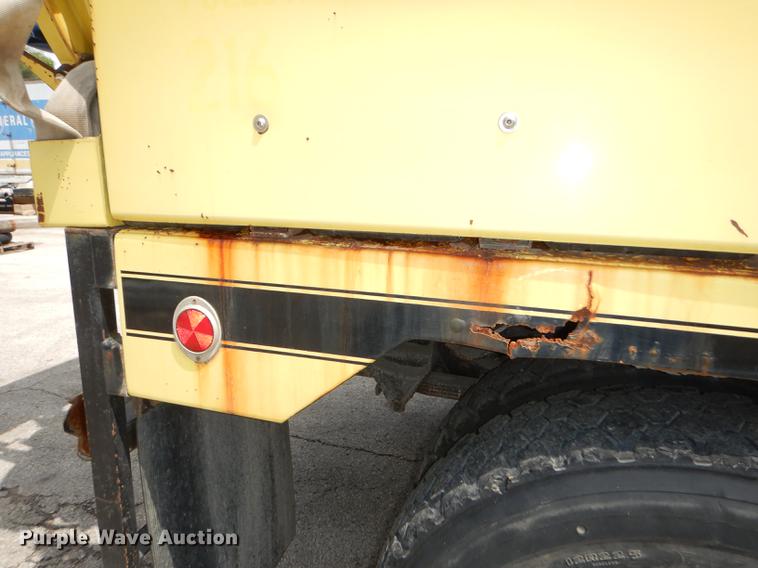 image for item DB8314 1996 Ford LN8000 vacuum truck