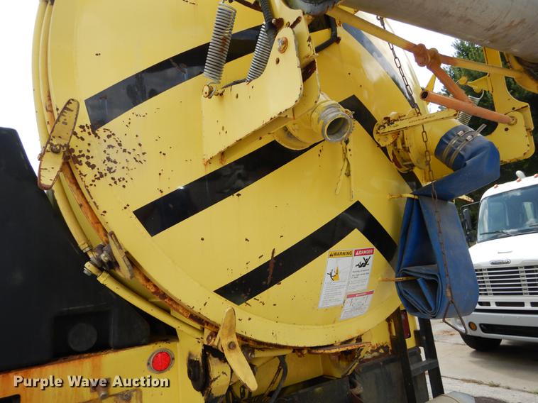 image for item DB8314 1996 Ford LN8000 vacuum truck