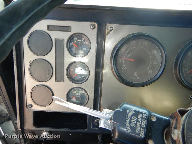 image for item DB8321 1993 International Eagle 9400 dump truck