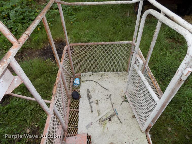 image for item DB8641 1999 JLG 40H boom lift