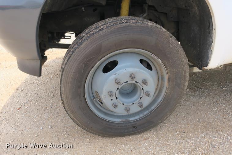 image for item DE3786 2001 Ford F450 Super Duty bucket truck