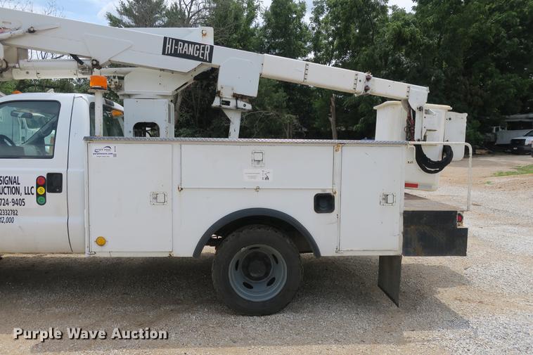 image for item DE3786 2001 Ford F450 Super Duty bucket truck