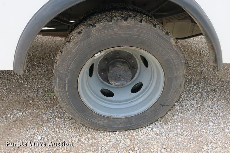 image for item DE3786 2001 Ford F450 Super Duty bucket truck