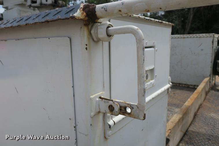 image for item DE3786 2001 Ford F450 Super Duty bucket truck