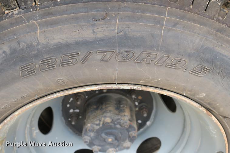 image for item DE3786 2001 Ford F450 Super Duty bucket truck