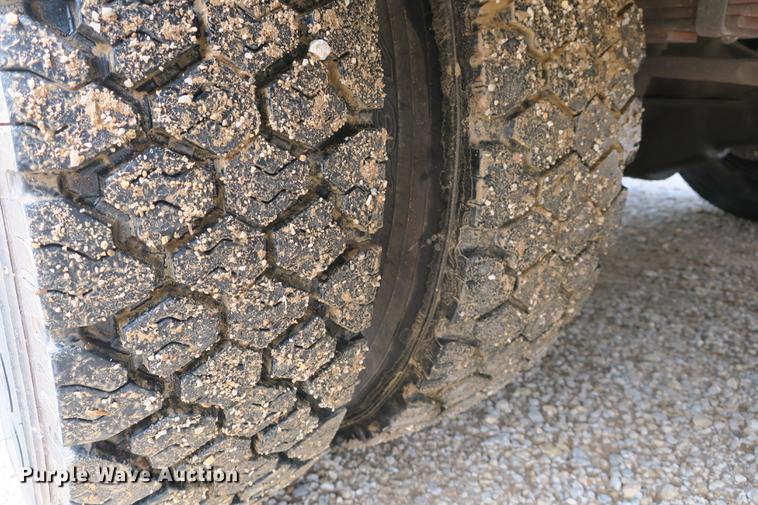 image for item DE3786 2001 Ford F450 Super Duty bucket truck