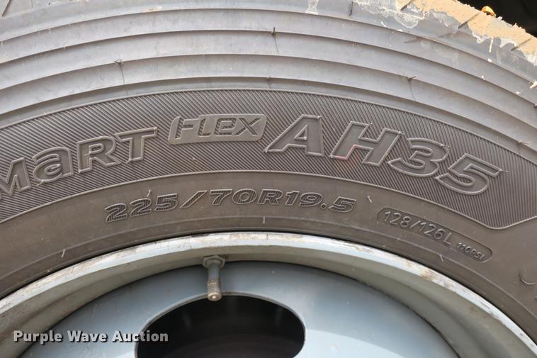 image for item DE3786 2001 Ford F450 Super Duty bucket truck