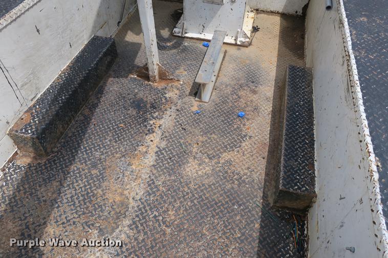 image for item DE3786 2001 Ford F450 Super Duty bucket truck