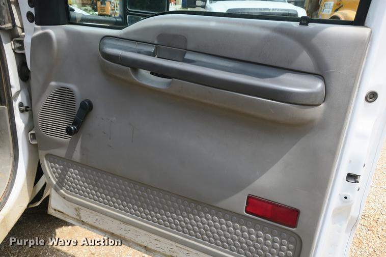 image for item DE3786 2001 Ford F450 Super Duty bucket truck