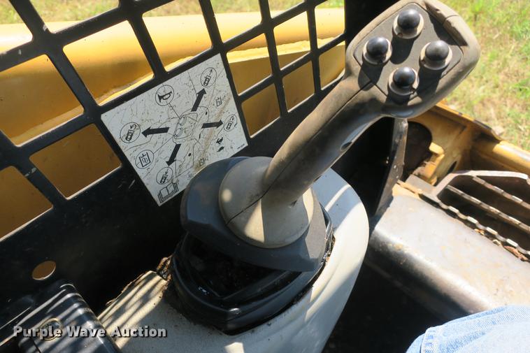 image for item DE3791 2005 Caterpillar 277B skid steer
