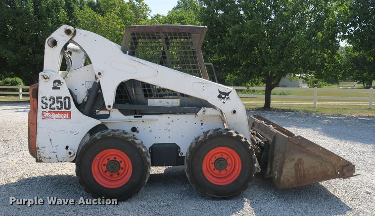 image for item DE3795 2007 Bobcat S250 skid steer