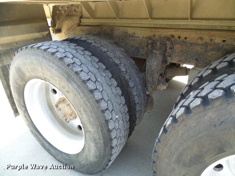 image for item DE5107 1989 Peterbilt 379 dump truck