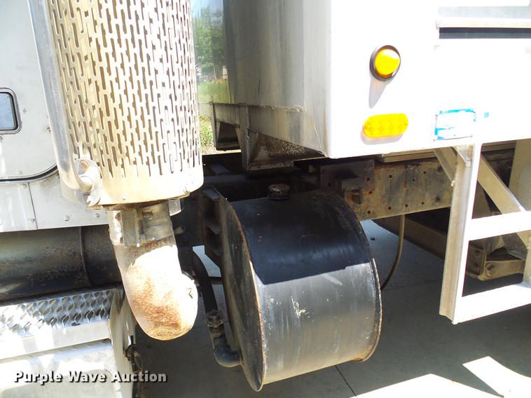 image for item DE5107 1989 Peterbilt 379 dump truck