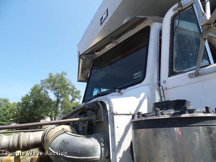 image for item DE5107 1989 Peterbilt 379 dump truck