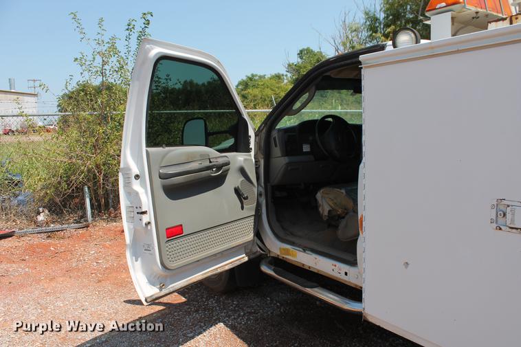 image for item DZ9972 2005 Ford F550 Super Duty XL service truck