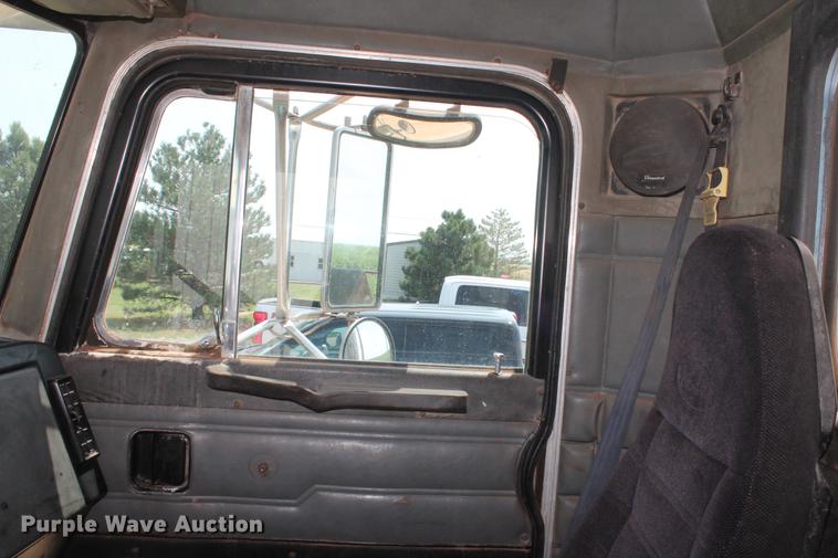 image for item DZ9998 1991 Peterbilt 378 water truck