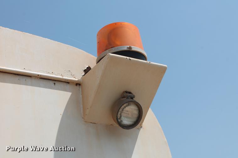 image for item DZ9998 1991 Peterbilt 378 water truck