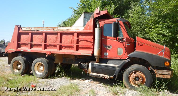 image for item EK9576 2000 Freightliner Century Class dump truck