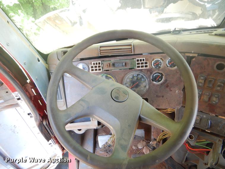 image for item EK9576 2000 Freightliner Century Class dump truck