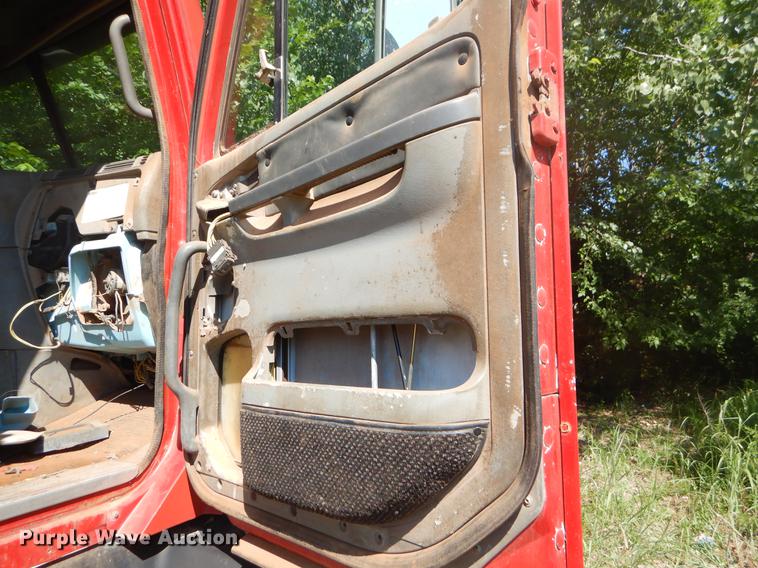 image for item EK9576 2000 Freightliner Century Class dump truck