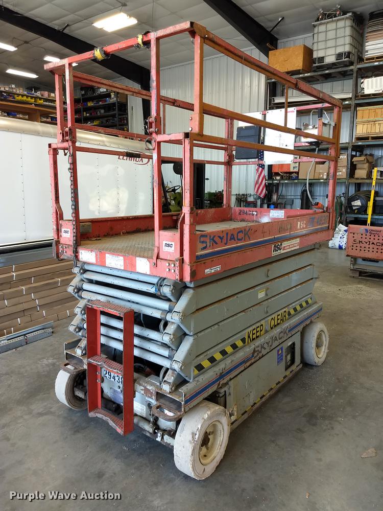 image for item ER9046 1999 Skyjack SJIII 4830 scissor lift