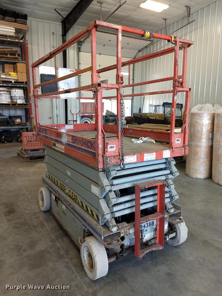 image for item ER9046 1999 Skyjack SJIII 4830 scissor lift