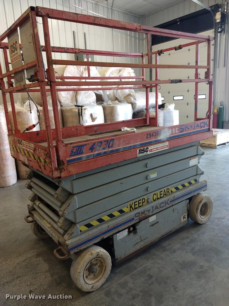 image for item ER9046 1999 Skyjack SJIII 4830 scissor lift