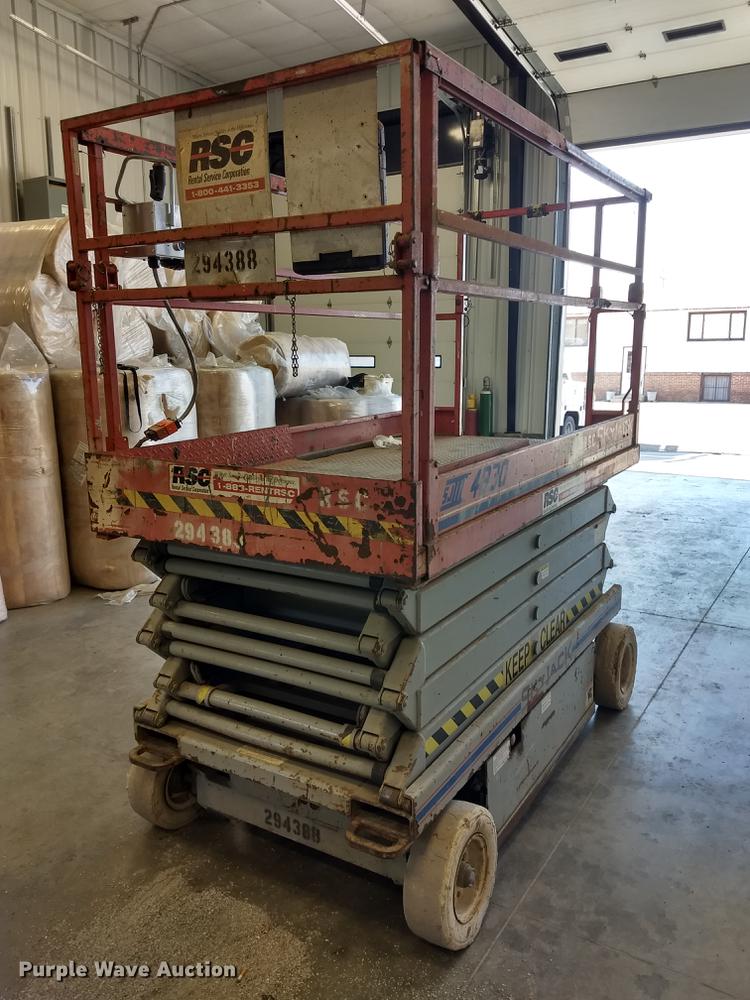 image for item ER9046 1999 Skyjack SJIII 4830 scissor lift