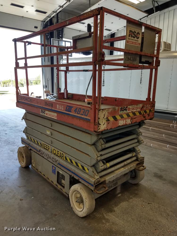 image for item ER9046 1999 Skyjack SJIII 4830 scissor lift