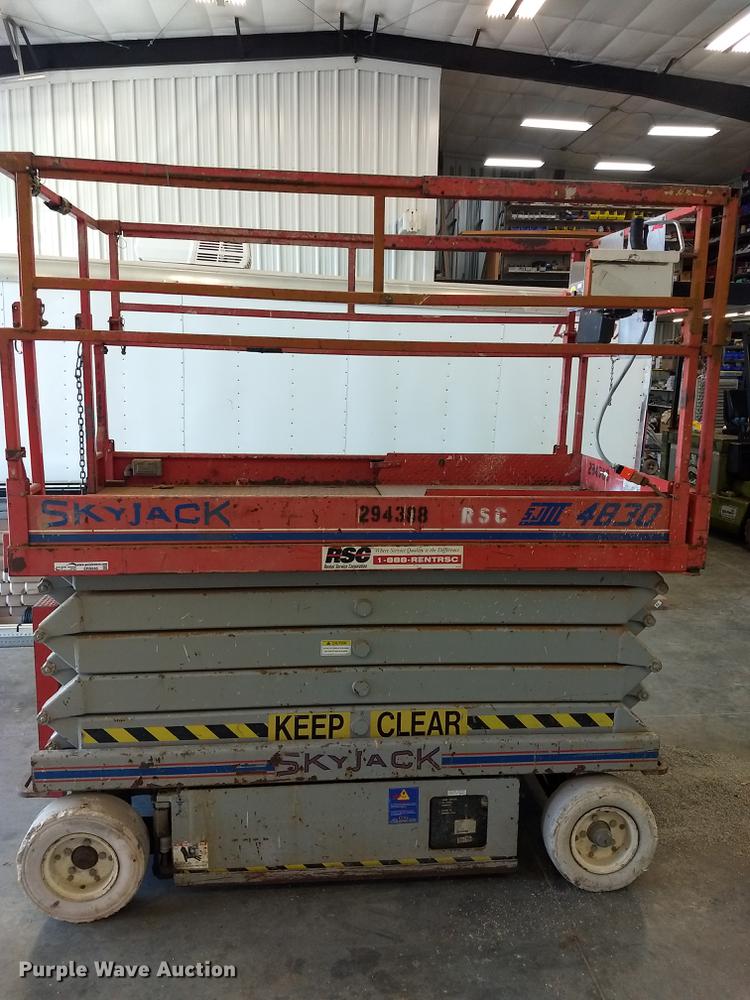 image for item ER9046 1999 Skyjack SJIII 4830 scissor lift