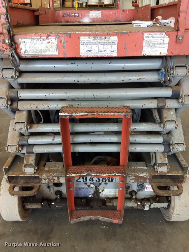 image for item ER9046 1999 Skyjack SJIII 4830 scissor lift