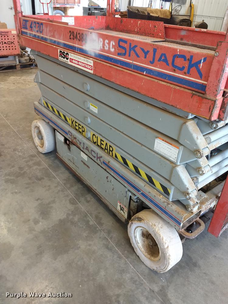 image for item ER9046 1999 Skyjack SJIII 4830 scissor lift