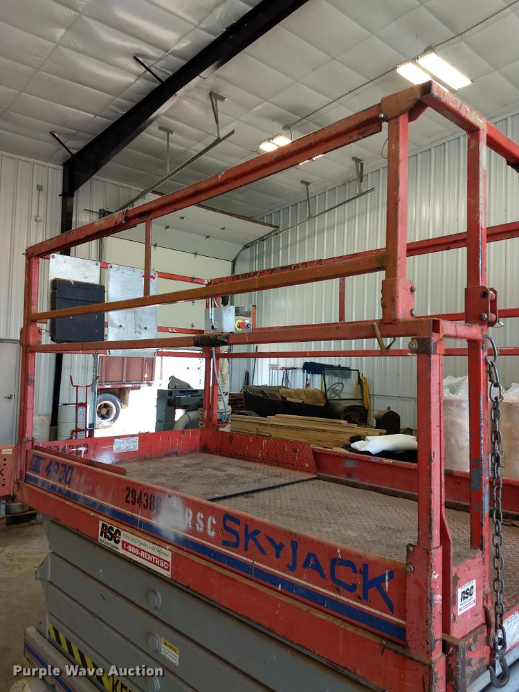 image for item ER9046 1999 Skyjack SJIII 4830 scissor lift