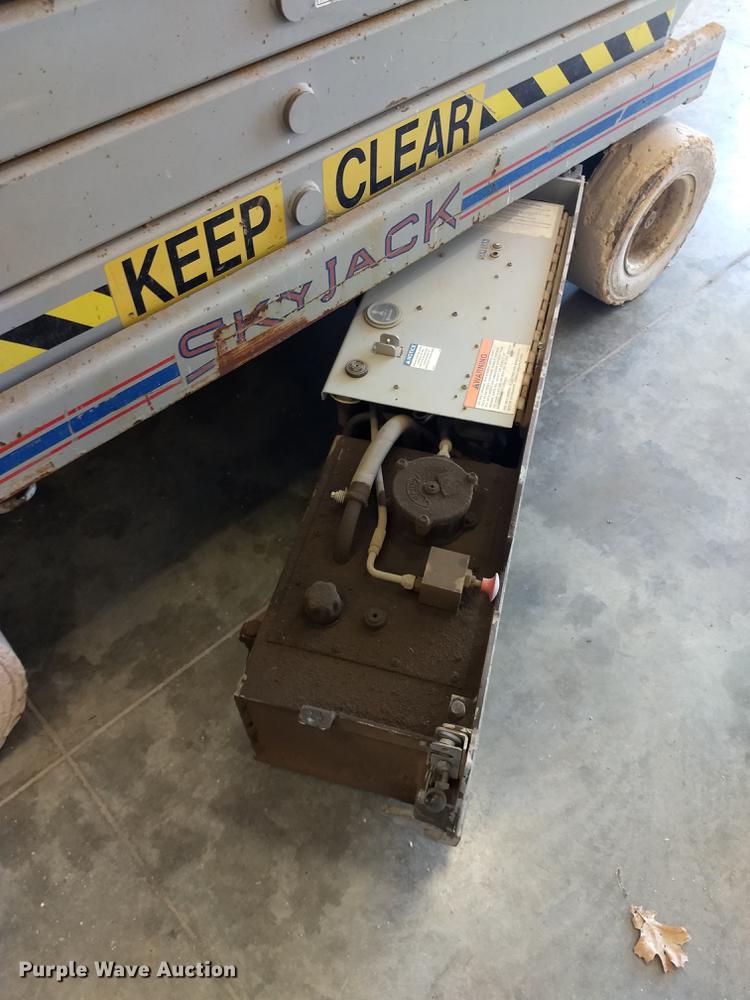 image for item ER9046 1999 Skyjack SJIII 4830 scissor lift