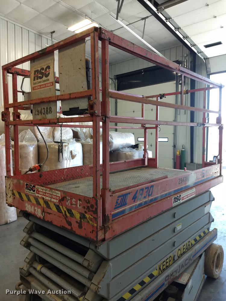 image for item ER9046 1999 Skyjack SJIII 4830 scissor lift