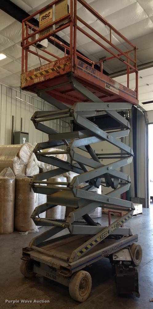 image for item ER9046 1999 Skyjack SJIII 4830 scissor lift