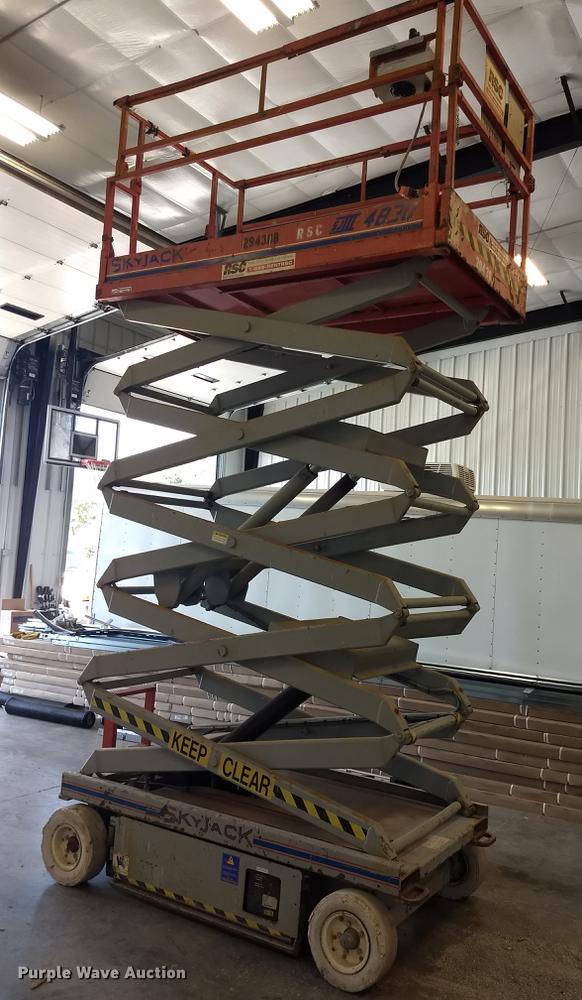 image for item ER9046 1999 Skyjack SJIII 4830 scissor lift