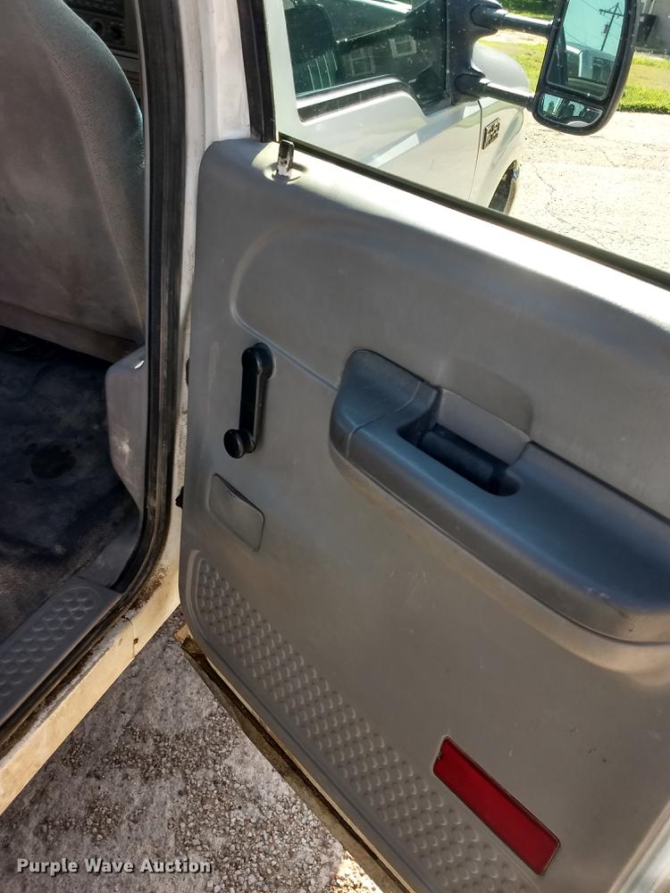 image for item ER9047 2001 Ford F450 Super Duty Crew Cab service truck