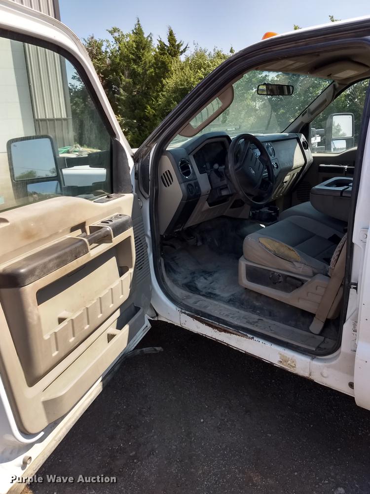 image for item ER9048 2008 Ford F550 Super Duty Crew Cab flatbed truck