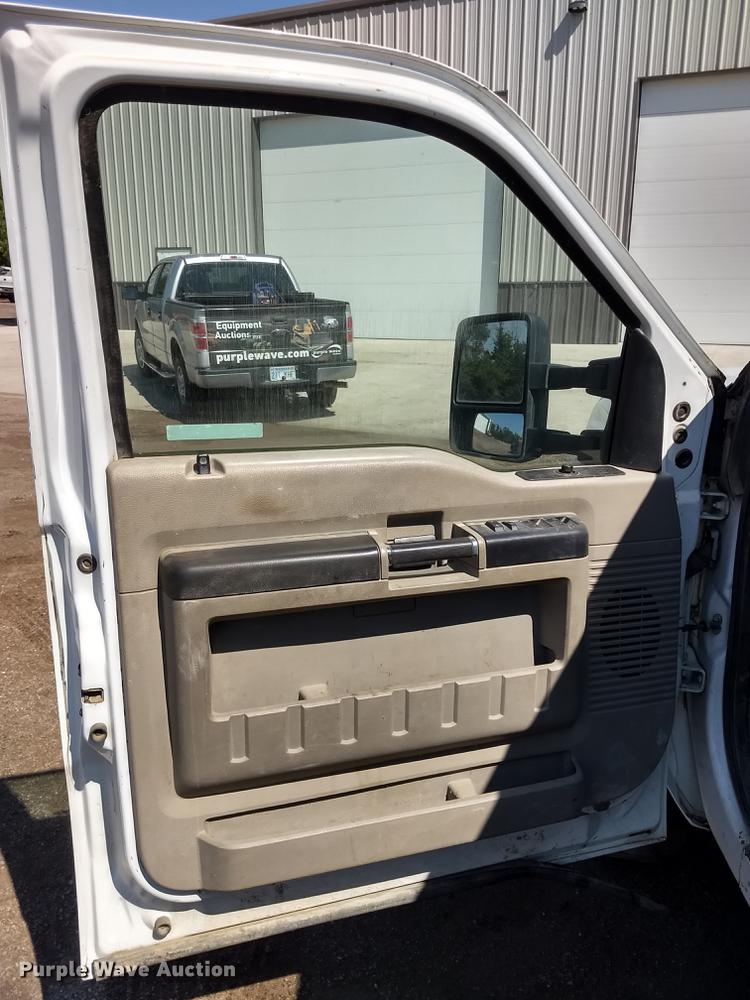 image for item ER9048 2008 Ford F550 Super Duty Crew Cab flatbed truck