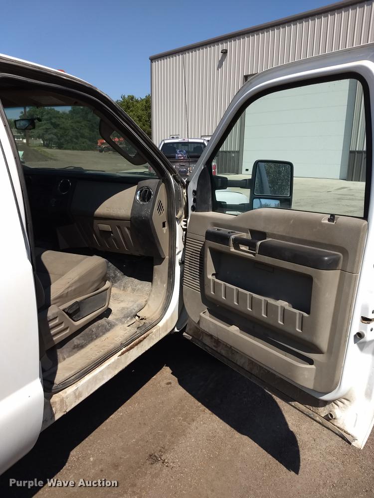 image for item ER9048 2008 Ford F550 Super Duty Crew Cab flatbed truck