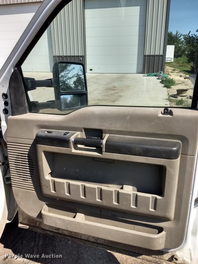 image for item ER9048 2008 Ford F550 Super Duty Crew Cab flatbed truck