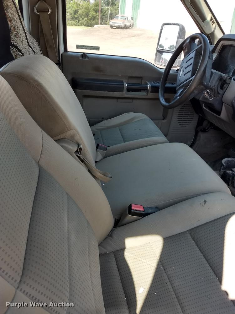 image for item ER9048 2008 Ford F550 Super Duty Crew Cab flatbed truck